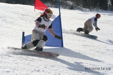 Боротьба на трасі паралельного слалома між двома сноубордистками з Тернополя - Дмитрів Оксаною та Перчик Уляною