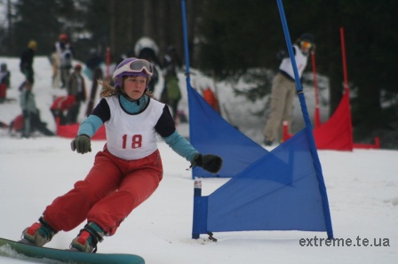 Сноубордистка Мисько Ірина на трасі паралельного слалома на Чемпіонаті серед юніорів