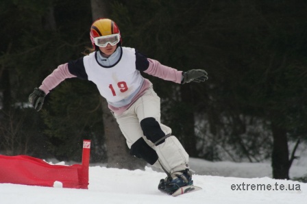 Сноубордистка Дмитрів Оксана на трасі паралельного слалома