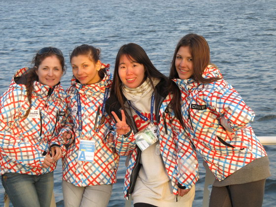 Віка Галатович, Ліля Олексів та Зоряна Галайко з подругою із Південної Кореї на березі Тихого океану