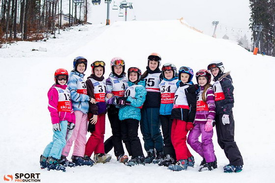 Команда старших дівчат-сноубордисток на Всеукраїнських змаганнях в Буковелі