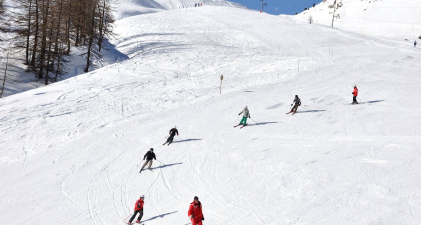 Як навчити дитину спускатись правильними дугами на лижах?