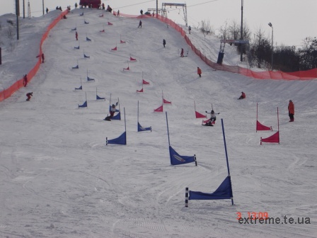 Паралельний слалом з сноубордингу на FIS старті в Киеві 2006. На трасі тернопільські сноубордистки.