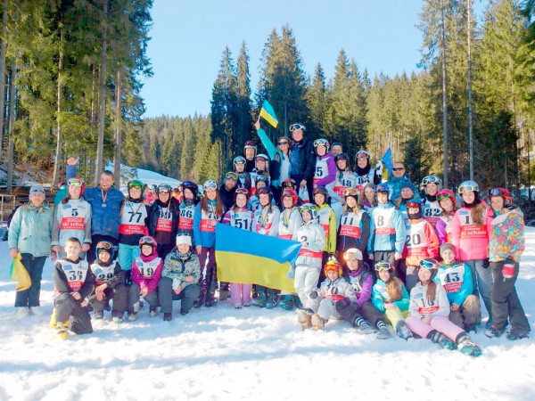 Тернопільські сноубордисти – переможці чемпіонату України з сноуборду 2015 року з державним тренером Юлією Сипаренко