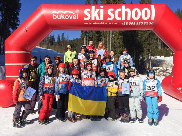 Команда сноубордистів Тернопільської СДЮСШ «Екстрім» з організаторами змагань “Snow Race” в Буковелі