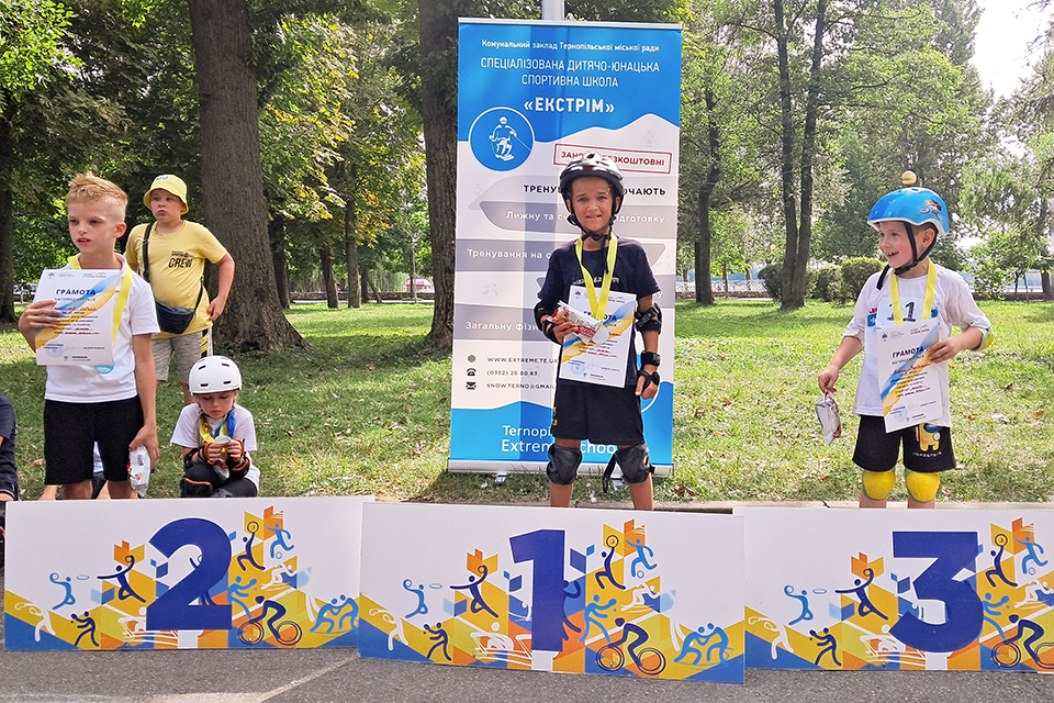 учасники Чемпіонату міста Тернополя з катання на роликових ковзанах та скейтах з нагоди відзначення Дня міста 2023