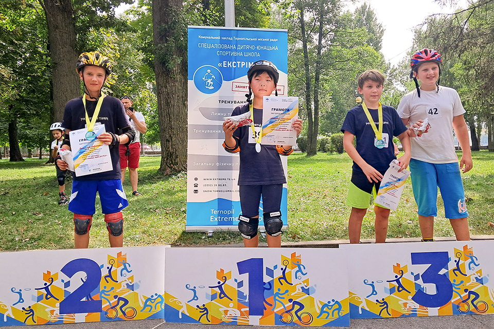 учасники Чемпіонату міста Тернополя з катання на роликових ковзанах та скейтах з нагоди відзначення Дня міста 2023