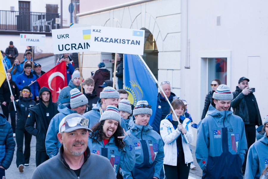 Арсеній Марчук у складі збірної України на церемонії відкриття Чемпіонату світу зі сноубордингу серед юніорів 2026